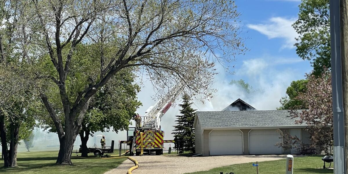 UPDATE: Crews battle garage fire in Mapleton